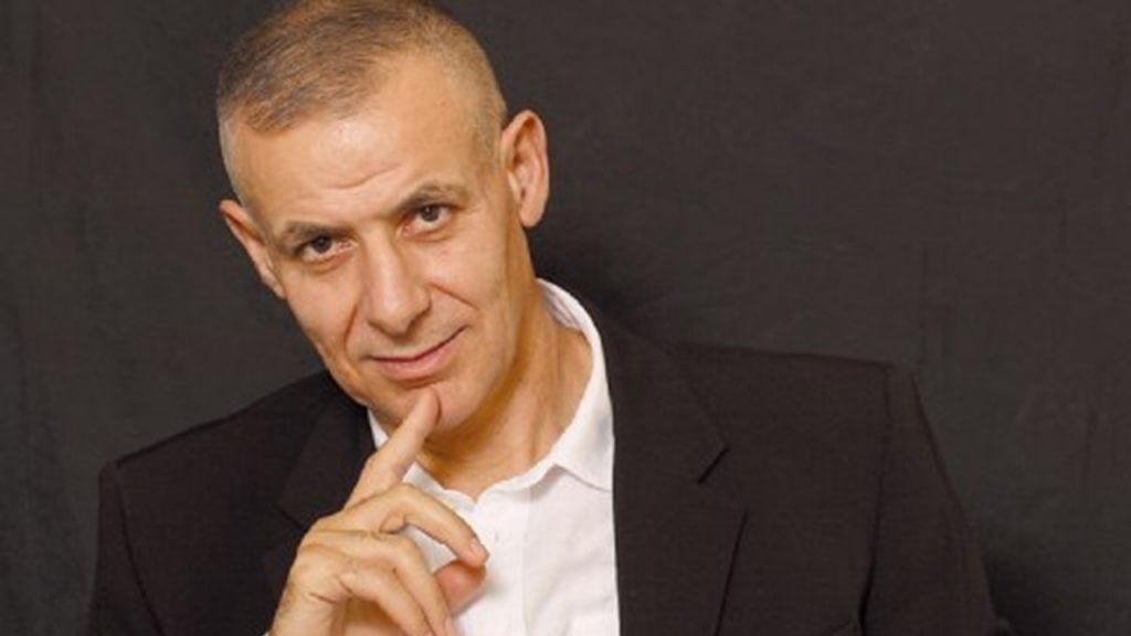 Ο Γιώργος Καραμπελιάς συνομιλεί με τον Δημοσθένη Δαββέτα